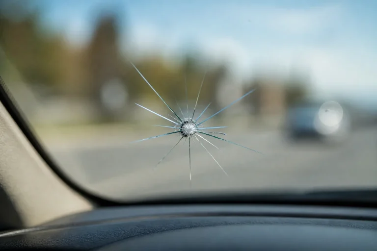 Impact pare brise : tout savoir pour agir vite